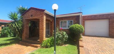 Townhouse For Rent in Die Hoewes, Centurion