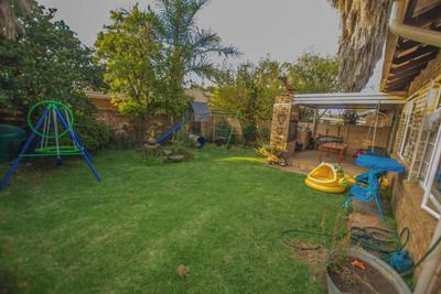 Townhouse For Sale in Rooihuiskraal North, Centurion