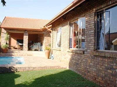 Townhouse For Sale in Rooihuiskraal North, Centurion