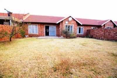 Townhouse For Sale in Rooihuiskraal North, Centurion